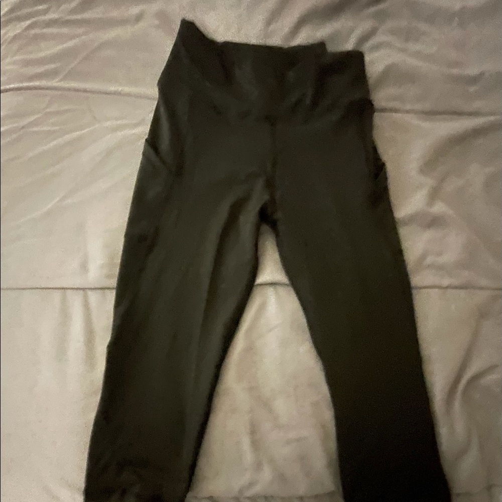 Black medium leggings with pockets stop at calves